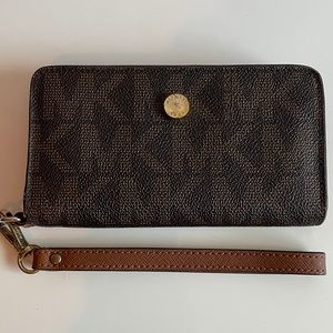 Michael Kors Signature Jet Set Slim Tech Wristlet